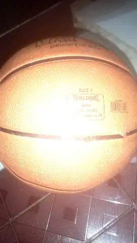 Di jual bola basket bekas made in Vietnam..baru 2 kali pakai ...