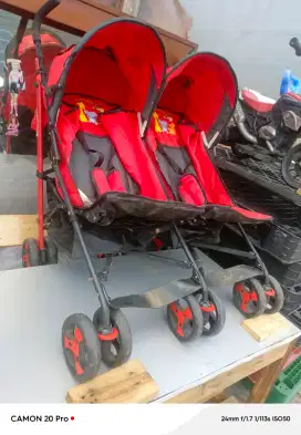 Stroller bayi kembar