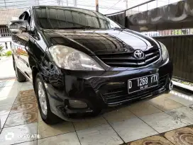 Kijang Innova E 2.0.Bensi Manual Hitam 2011