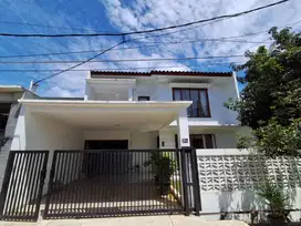 DiJual Rumah Asri  Siap Huni Di Cinere   2 lantai Hadap TIMUR.