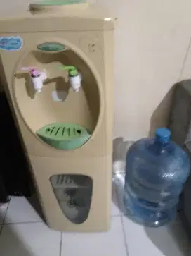 Di jual dispenser miyako 300 rbu.. Normal. No minus  nego tipis