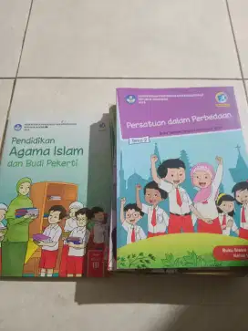 Buku tema sekolah dasar