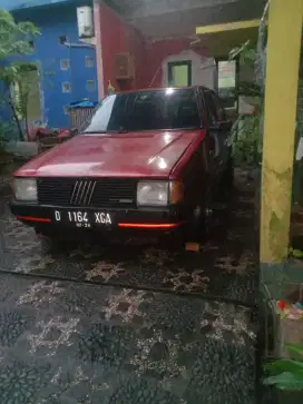 Fiat 1989 Uno Merah