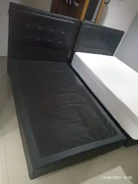 2 buah Divan ukuran 120x 200 + Headboard merk Elite tipe Serenity
