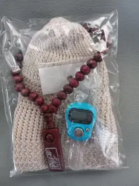 Peci,tasbih kayu dan tasbih digital muraj