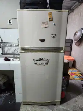 kulkas besar 2 pintu sharp