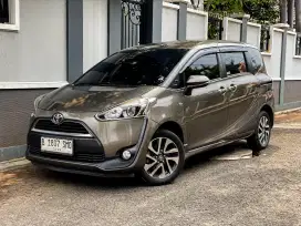 Toyota Sienta V at 2017 coklat