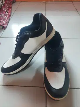 Sepatu Hitam putih 42