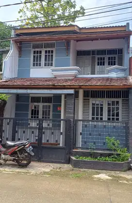 DIKONTRAKAN RUMAH 2 LANTAI 3 KAMAR TIDUR STRATEGIS DEKAT UNPAM