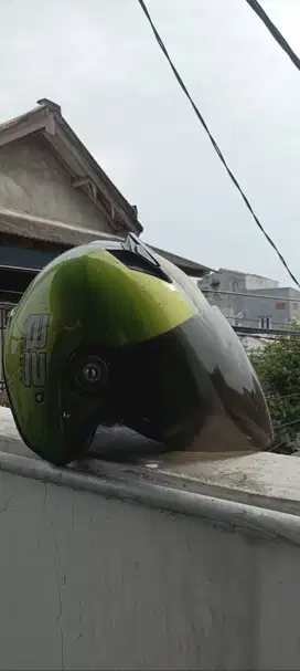 Helm hijau stabilo, keren dan bergaya