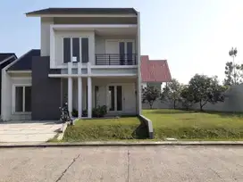 dijual rumah 2 lantai HOEK !