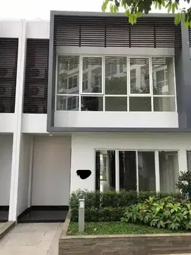 Town House Puri Mansion 4+1 BR Semi Furnished, Kembangan Jakbar