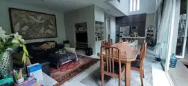 Rumah Modern Semi Furnished dlm cluster di sektor 5 Bintaro 9040Ad
