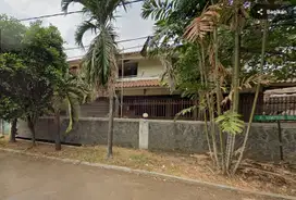 Rumah Tua Hitung Tanah di Simprug Golf, Hanya 9 Menit ke Tol Senayan