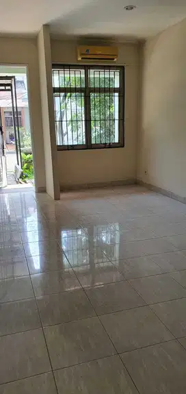 Disewakan Rumah Foresta BSD Serpong Strategis