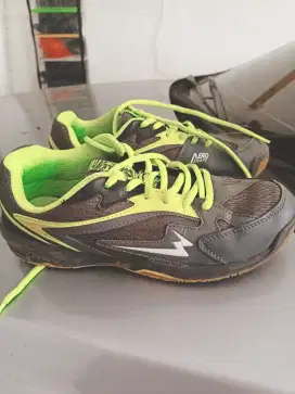 Sepatu badminton wanita preloved size 38 merk eagle