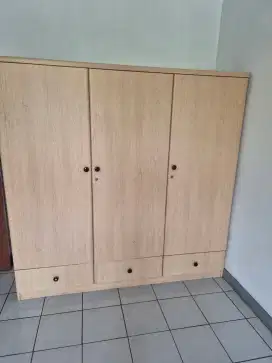 Lemari pakaian bekas