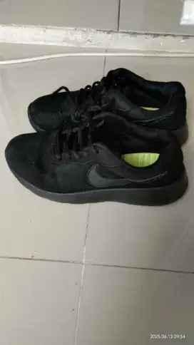 Sepatu sekolah bekas pakai