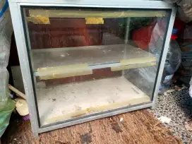 Etalase kaca jualan makanan
