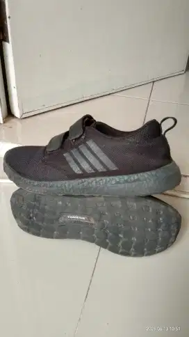 Sepatu sekolah bekas
