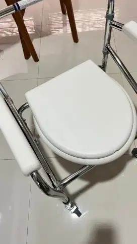 JUAL RUGI MASIH BARU ONEMED Kursi BAB Toilet
Duduk Portable