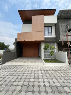 RUMAH MEWAH ESTETIK KEKINIAN 2 LANTAI DALAM CLUSTER DI PURWOMARTANI