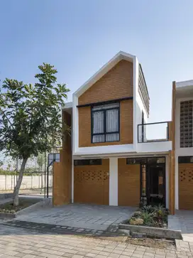 Rumah Nyaman + Kolam Renang pribadi, Akses Cepat ke Surabaya!