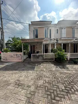 DIJUAL RUMAH DE NAILA MENGANTI GRESIK