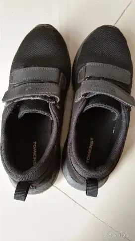 Sepatu sekolah bekas
