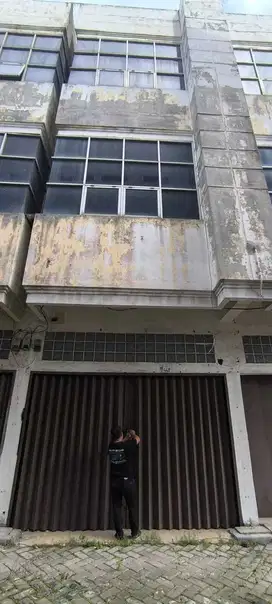 4 Ruko gandeng hadap timur 12 kamar mandi