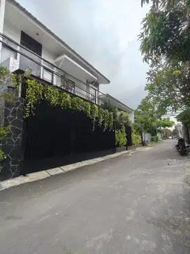 Rumah Second Design Modern Tropis di Bambu Apus Cipayung Jakarta Timur
