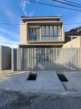 RUMAH BARU MEWAH 2 LANTAI MODERN DEKAT BALE DESA PURWOMARTANI