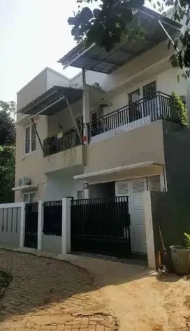 Rumah Dua Lantai Di Tangerang Selatan Lokasi Strategis