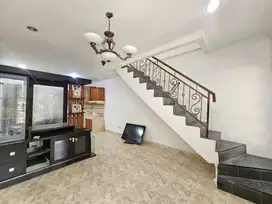 Rumah 2 Lantai Taman Palem Jakarta barat Diskon Habis under 1 Miliar