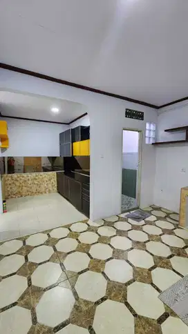 Rumah Di Daan Mogot Baru Jakarta Barat Luas 6x15 2,5 Lantai SHM