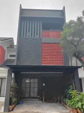 DI JUAL RUMAH 3 LANTAI DEKAT BINTARO