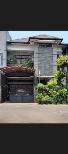 Disewakan rumah 2 lantai dalam komplek senayan