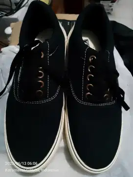 Sepatu skets canvas viergo unisex 42