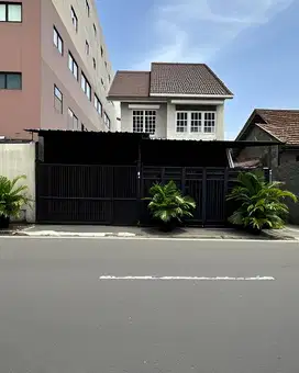 Rumah 2 Lantai Ada Kost kostan Lokasi Pinggir Jalan Cocok Buat Usaha