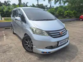 TDP Rendah -  Honda Freed 1.5 E Bensin AT 2011 Silver RH