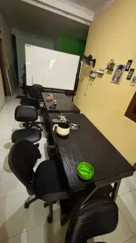 Jual meja papan tulis dan 7 kursi kantor