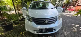 Honda Freed 2012 tipe S AT putih