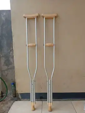 Tongkat Untuk Patah Kaki