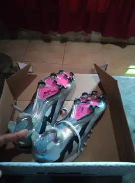 Sepatu bola Nike