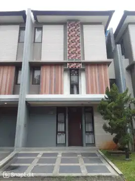 DISEWAKAN CEPAT Rumah SIAP HUNI di Cluster Regenttown BSD, TANGERANG