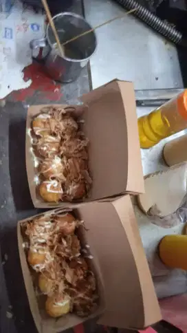 Operator penjualan takoyaki teras indomaret