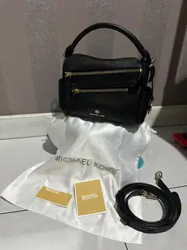 Tas Michael Kors cambag hitam