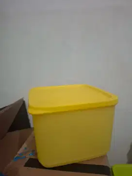Toples Kue kotak warna kuning polos