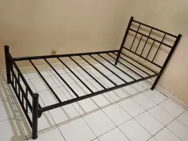 Tempat Tidur Besi Bekas