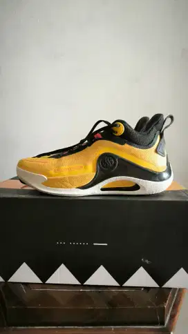 Sepatu basket AG 36i Brucelee edition